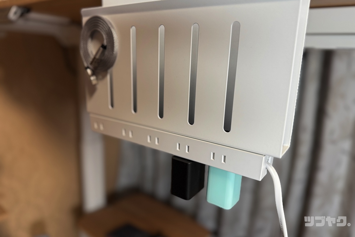 電源タップを底面に