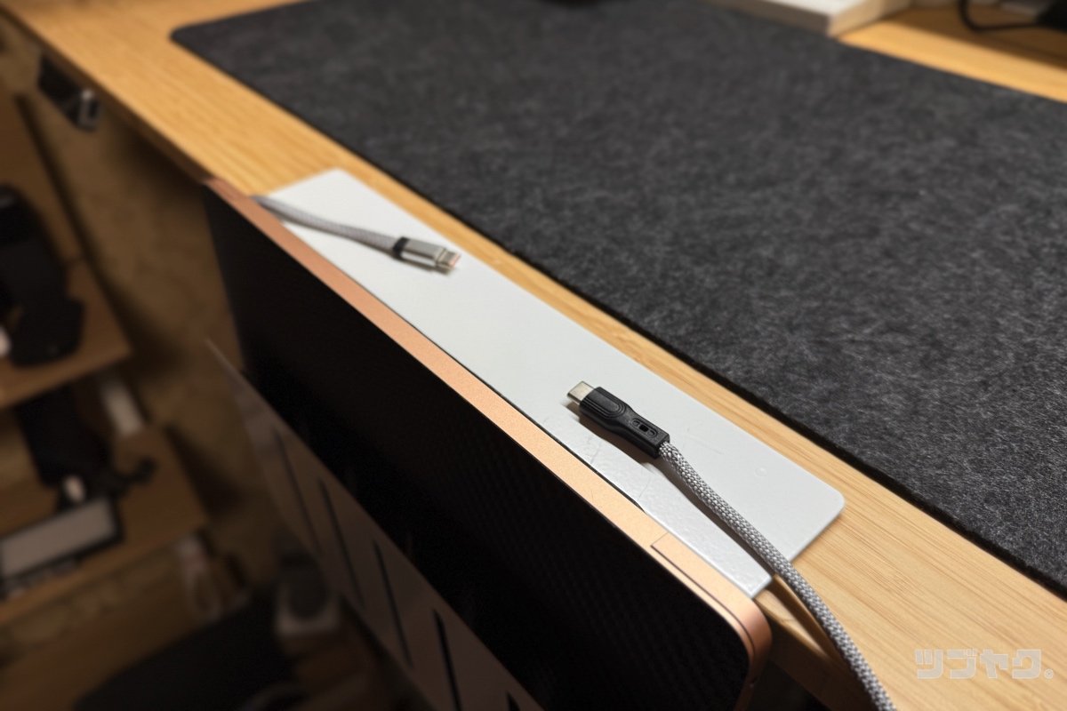マグネット内蔵USBケーブルと