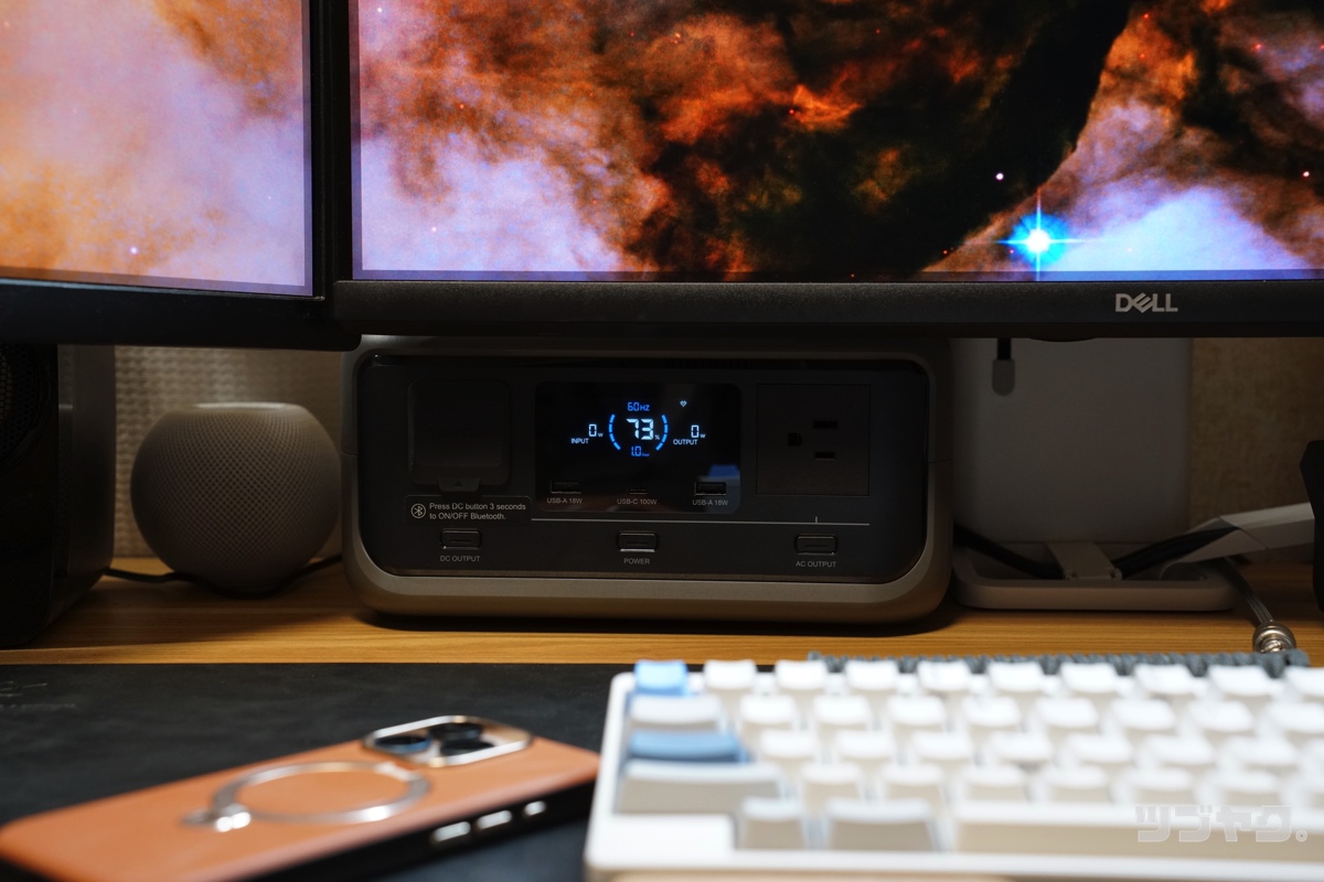 PCモニターの下でも