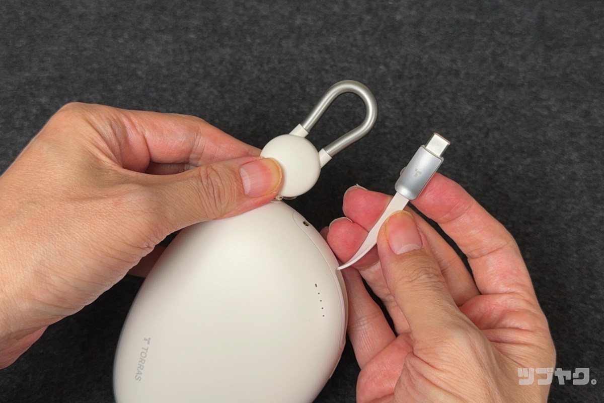 巻取りケーブルとカラビナ